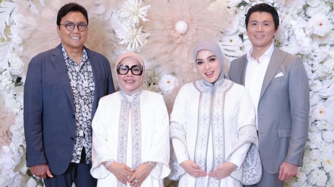 Acara 7 bulanan Syahrini dihadiri ayah Reino Barack (Instagram/@princessyahrini)