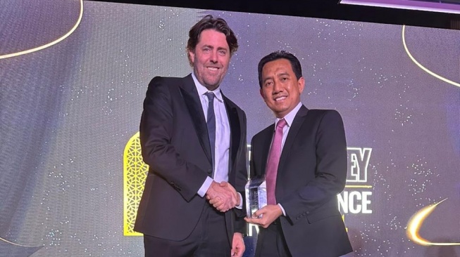 Kepala Divisi Syariah PT Bank Tabungan Negara (Persero) Tbk, Abdul Firman (kanan) berjabatan tangan dengan Asia editor Euromoney, Elliot Wilson usai menerima penghargaan sebagai Best Domestic Islamic Bank di Indonesia pada ajang Euromoney Islamic Awards di Dubai, Uni Emirat Arab, Rabu (22/5). [Foto dok. Bank BTN)