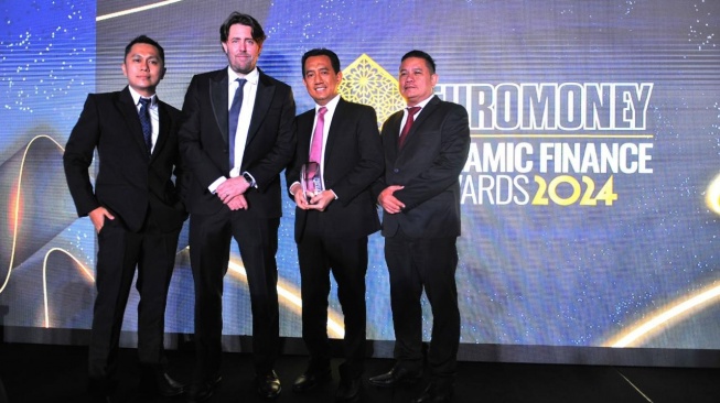 Kepala Divisi Syariah PT Bank Tabungan Negara (Persero) Tbk, Abdul Firman (kanan) foto bersama usai menerima penghargaan sebagai Best Domestic Islamic Bank di Indonesia pada ajang Euromoney Islamic Awards di Dubai, Uni Emirat Arab, Rabu (22/5). [Foto dok. Bank BTN)