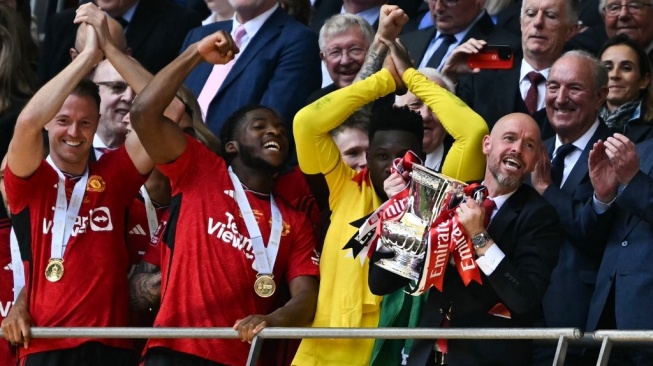 Manchester United juara Piala FA 2023/2024 usai mengalakan Manchester City pada laga final di Stadion Wembley, London, Inggris, Sabtu (25/5/2024) malam WIB. [Ben Stansall / AFP]