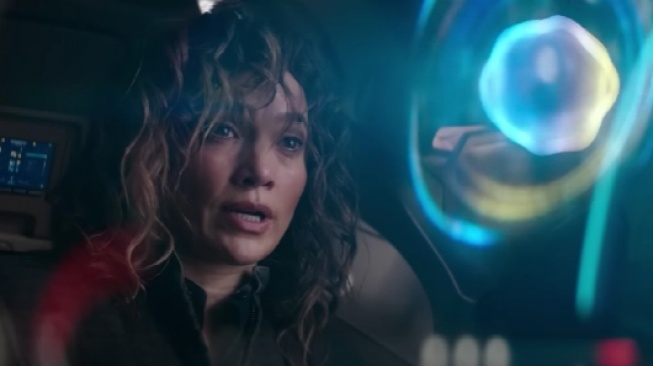 Review Film Atlas: Aksi Jennifer Lopez di Tengah Perang Melawan AI, Layak Ditonton?