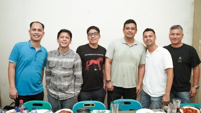 Wali Kota Medan Bobby Nasution berfoto bersama Ariel Noah, Raffi Ahmad, Gading Marten, dan Desta Mahendra. [Instagram @bobbynst]