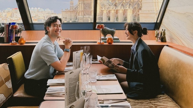 Potret Vidi Aldiano dan Sheila Dara di Paris. (Instagram/vidialdiano)