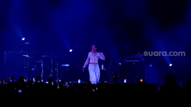 Penyanyi Snoh Aalegra tampil dalam acara Java Jazz Festival 2024 di JIExpo Kemayoran, Jakarta, Minggu (26/5/2024). [Suara.com/Alfian Winanto]