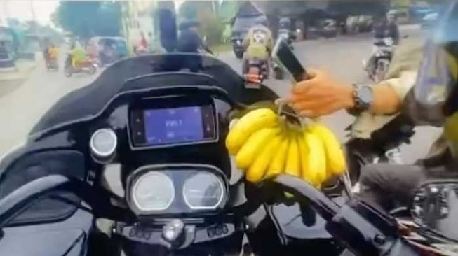 Raffi Ahmad Dikasih Pisang Saat Motoran di Langkat, Warganet: Untung Bukan Ngasih Rambutan