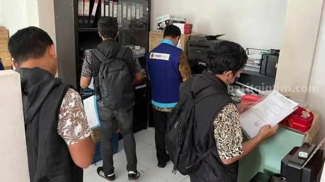 Dispendukcapil Malang Digeledah, Tim Saber Pungli Sita Mesin Pencetak KTP dan Ratusan Dokumen