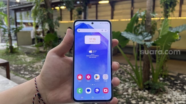 Review Samsung Galaxy A55 5G. [Suara.com/Dicky Prastya]