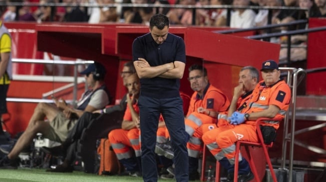 Pelatih Barcelona asal Spanyol Xavi Hernandez melihat ke bawah selama pertandingan pekan ke-38 Liga Spanyol 2023-2024 antara Sevilla vs Barcelona di stadion Ramon Sanchez Pizjuan di Seville pada 26 Mei 2024.JORGE GUERRERO / AFP.