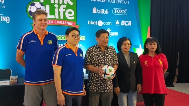 Konferensi pers MilkLife Soccer Challenge Jakarta Series 1 2024 berlangsung di Kingkong Soccer Arena, Jakarta Timur pada Senin, (27/5/2024). [Dok. Istimewa]