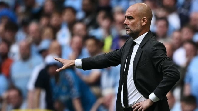 Manajer Manchester City, Pep Guardiola memberikan instruksi pada laga final Piala FA kontra Manchester United di Stadion Wembley, London, Inggris, Sabtu (25/5/2024) malam WIB. [Ben Stansall / AFP]