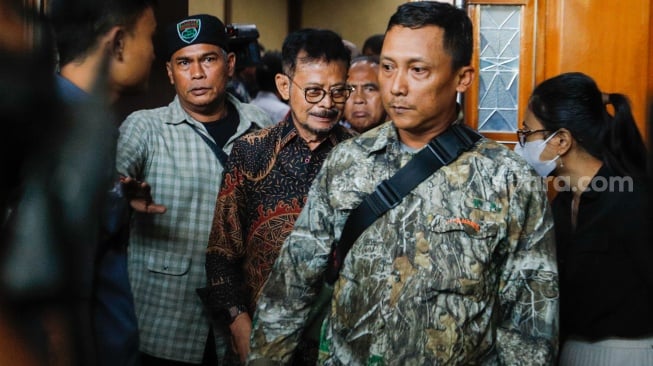 Terdakwa kasus pemerasan dan gratifikasi di Kementerian Pertanian, Syahrul Yasin Limpo saat mengikuti sidang lanjutan di Pengadilan Tipikor, Jakarta, Senin (27/5/2024). [Suara.com/Alfian Winanto]