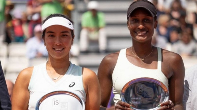 Petenis putri Indonesia Aldila Sutjiadi (kiri) dan pasangannya asal Amerika Serikat, Asia Muhammad, meraih juara kedua di turnamen WTA 500 Strasbourg yang berlangsung di Paris, Prancis, Sabtu (25/5/2024). ANTARA/HO-PELTI/am.