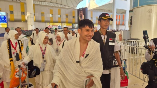 Pemain Timnas Indonesia, Witan Sulaeman tiba di Bandara Jeddah pada pukul 17.50 Waktu Arab Saudi, Minggu 26 Mei 2024. Witan pergi haji bersama istri Rismahani dan juga 18 anggota keluarganya. [MCH 2024/Chandra Iswinarno] 