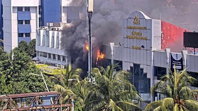 Kampus F Trisakti di Cempaka Putih Kena Sambaran Api Mobil Terbakar, 25 Petugas Damkar Meluncur ke Lokasi