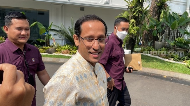 Mendikbudristek Nadiem Makarim saat dipanggil Presiden Jokowi ke Istana Kepresidenan Jakarta. (Suara.com/Novian)