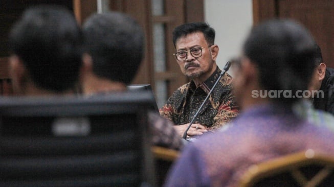 Terdakwa kasus pemerasan dan gratifikasi di Kementerian Pertanian, Syahrul Yasin Limpo (tengah) mengikuti sidang lanjutan di Pengadilan Tipikor, Jakarta, Senin (27/5/2024). [ANTARA FOTO/Reno Esnir/aw]