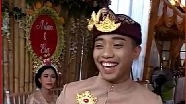 Pengantin Ini Dapat Tamu Khusus Saat Resepsi, Ternyata Kurir Antar Paket