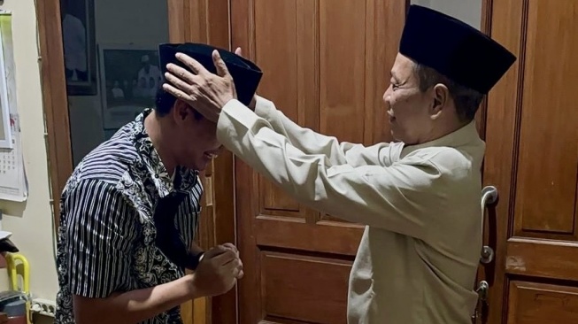 Silaturahmi ke Guru Ngaji Presiden Jokowi, Kevin Fabiano Dihadiahi Peci oleh Gus Karim