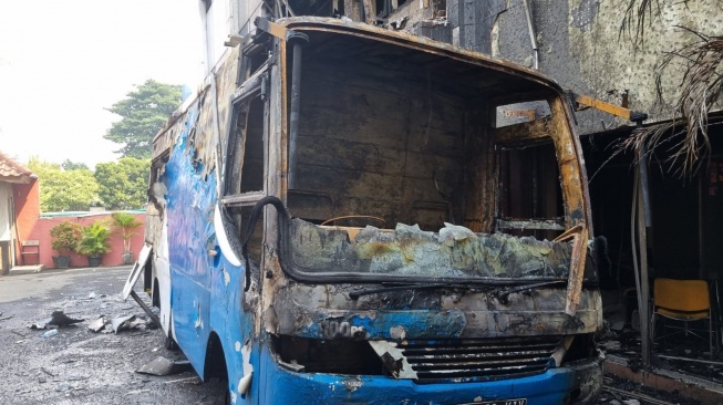 Bus Pertamina yang menjadi pemicu kebakaran di Kampus F Trisakti, Cempaka Putih, Jakpus. (ist)