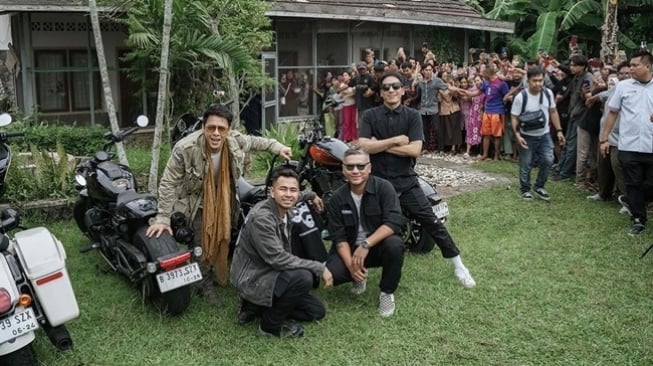 Potret The Dudas Minus One Touring ke Kampung Halaman Ariel NOAH (Instagram/@raffinagita1717)