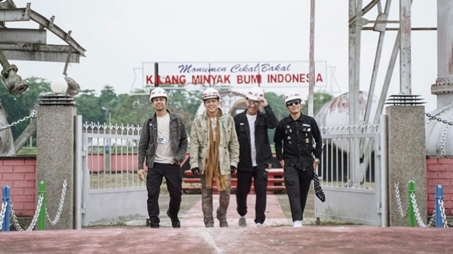 Potret The Dudas Minus One Touring ke Kampung Halaman Ariel NOAH (Instagram/@raffinagita1717)