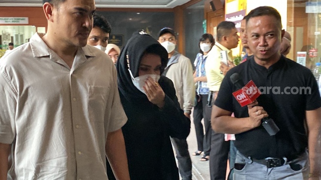 Istri SYL, Ayun Sri Harahap saat ditemui di luar sidang Pengadilan Tipikor Jakarta. (Suara.com/Dea)