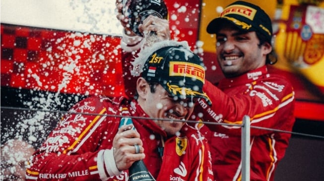 Tak Iri! Carlos Sainz Mengaku Bangga atas Kemenangan Charles Leclerc