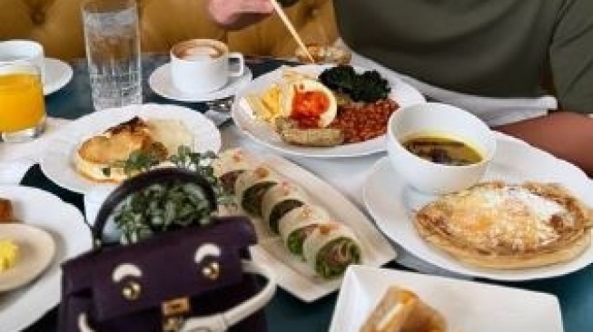 Syahrini makan bareng ibu dan Reino Barack pakai tas Hermes. [Instagram/@princessyahrini]