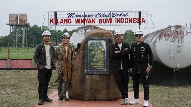 Potret The Dudas Minus One Touring ke Kampung Halaman Ariel NOAH (Instagram/@raffinagita1717)