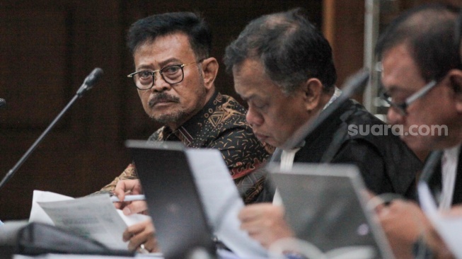 Terdakwa kasus pemerasan dan gratifikasi di Kementerian Pertanian, Syahrul Yasin Limpo (tengah) mengikuti sidang lanjutan di Pengadilan Tipikor, Jakarta, Senin (27/5/2024). [ANTARA FOTO/Reno Esnir/aw]