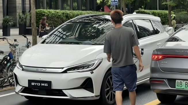 BYD M6 Tertangkap Tengah Lakukan Uji Jalan, Sekilas Desainnya Mirip Honda Mobilio Versi Modern