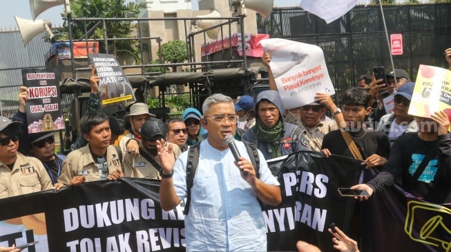 Sejumlah wartawan menggelar aksi menolak rancangan undang-undang (RUU) penyiaran di depan Gedung DPR, Senayan, Jakarta, Senin (27/5/2024). [Suara.com/Alfian Winanto]
