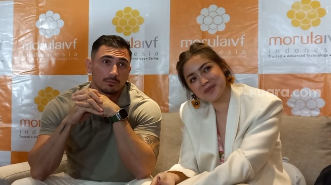 Jessica Iskandar dan Vincent Verhaag saat menggelar konferensi pers di kawasan Menteng, Jakarta Pusat, Senin (27/5/2024) [Suara.com/Tiara Rosana].