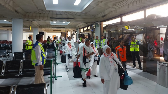 Jamaah Haji Tiba di Bandara Internasional Hang Nadim, Batam/[Suara.com/Achmad Fauzi].