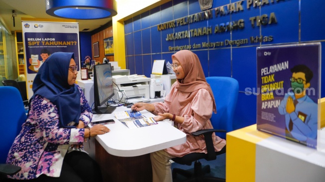 Petugas melayani wajib pajak di salah satu kantor pelayanan pajak Pratama di Jakarta, Selasa (28/5/2022). [Suara.com/Alfian Winanto]
