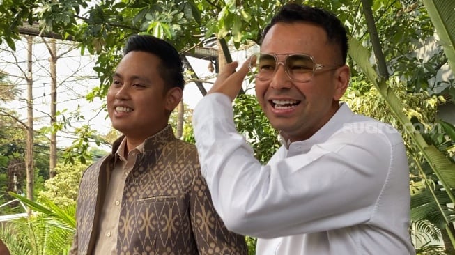 Raffi Ahmad dan Dico Ganinduto di kawasan Tendean, Jakarta, Selasa (28/5/2024). (Suara.com/Adiyoga Priyambodo)