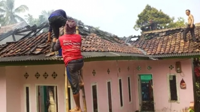 Diduga Akibat Korsleting Listrik, Rumah Warga Cikedal Pandeglang Terbakar