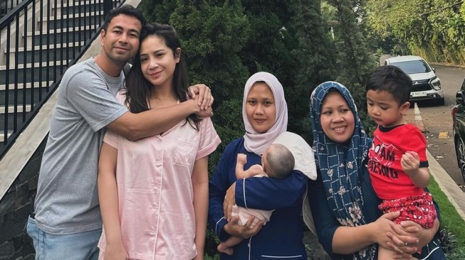 Pengasuh Baby Lily, karyawan Raffi Ahmad dan Nagita Slavina. (Instagram/raffinagita1717)