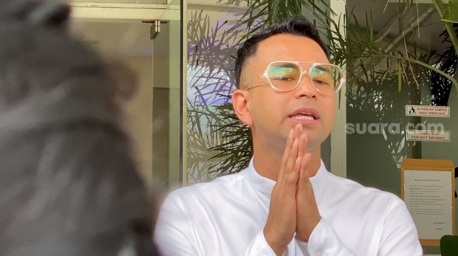 Raffi Ahmad dan Dico Ganinduto di kawasan Tendean, Jakarta, Selasa (28/5/2024). (Suara.com/Adiyoga Priyambodo)