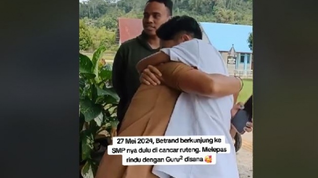 Betrand Peto nostalgia bersama guru. [TikTok]