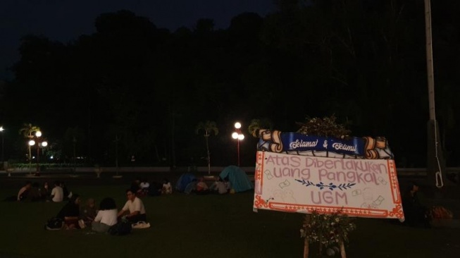 Suasana aksi kemah mahasiswa di halaman Gedung Balairung UGM, Selasa (28/5/2024). [Suarajogja.id/Hiskia Andika Weadcaksana]