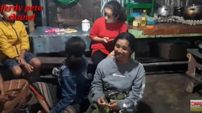 Penampakan rumah Betrand Peto di kampung halaman. (YouTube/Ferdy Peto)