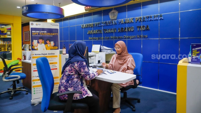 Petugas melayani wajib pajak di salah satu kantor pelayanan pajak Pratama di Jakarta, Selasa (28/5/2022). [Suara.com/Alfian Winanto]
