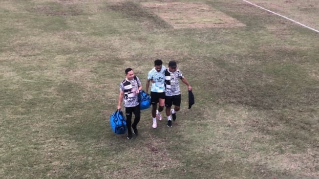 Bek Yance Sayuri dibopong tim medis timnas Indonesia saat ia menderita cedera di sela-sela latihan fisik bersama skuad Garuda di Lapangan Sepak Bola B Gelora Bung Karno, Jakarta, Selasa (28/5/2024). (ANTARA/Zaro Ezza Syachniar)