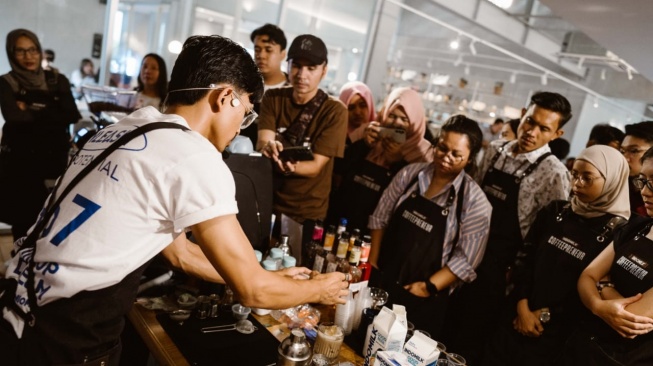Pelatihan barista dan pemilik coffee shop lewat program lndomilk Coffeepreneur 2024. (Dok. Indofood)