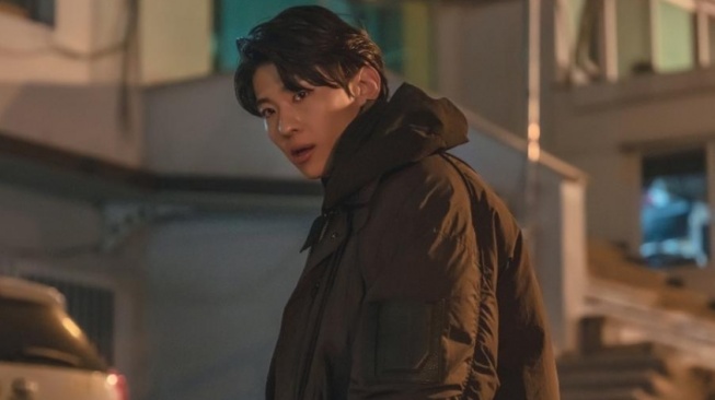 Rilis Still Cuts Baru, Dex Jadi Kurir Barang di Drama Korea Thriller Misteri Bertajuk 'Tarot'