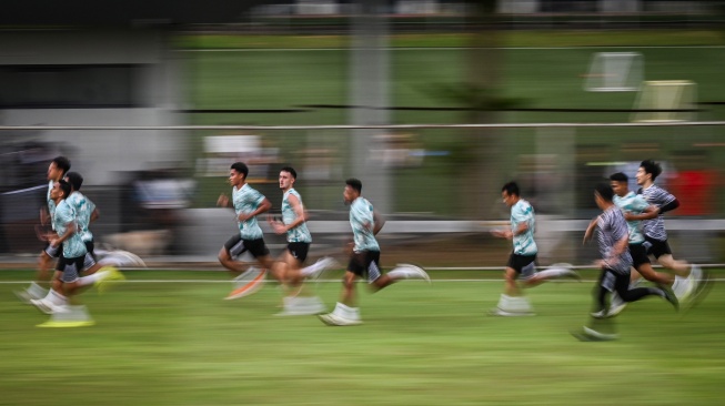 Sejumlah pesepak bola Timnas Indonesia berlatih saat pemusatan latihan (TC) di Lapangan ABC Senayan, Jakarta, Selasa (28/5/2024). Latihan tersebut merupakan latihan pertama jelang laga uji tanding dan kualifikasi Piala Dunia 2026. ANTARA FOTO/Rivan Awal Lingga/Spt. 