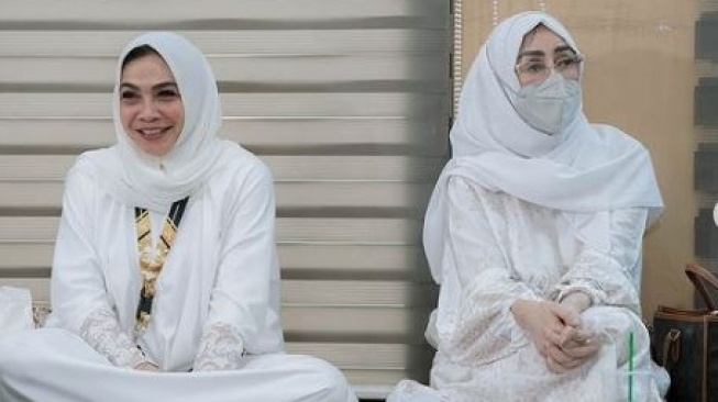 Rieta Amilia dan Amy Qanita saat manasik haji. [Instagram/@rieta_amilia]