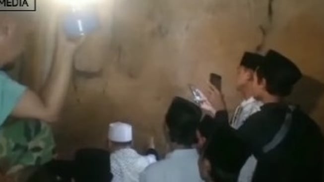 Viral Jalan Tembus ke Mekkah Lewat Gua Safarwadi, Netizen Ngakak: Agen Travel Haji dan Umrah Bisa Bangkrut!