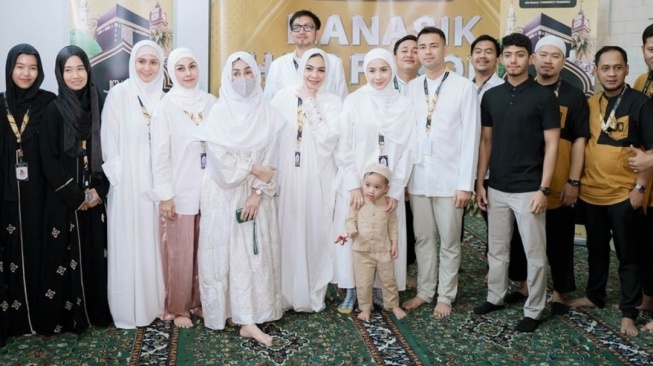 Keluarga Raffi Ahmad Manasik Haji, Outfit Nagita Slavina Disinggung: Semoga Istiqomah